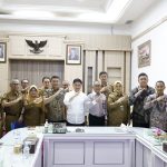 Wakil Gubernur, A. Dimyati Natakusumah berfoto bersama usai menggelar rapat pemindahan RKUD ke Bank Banten
