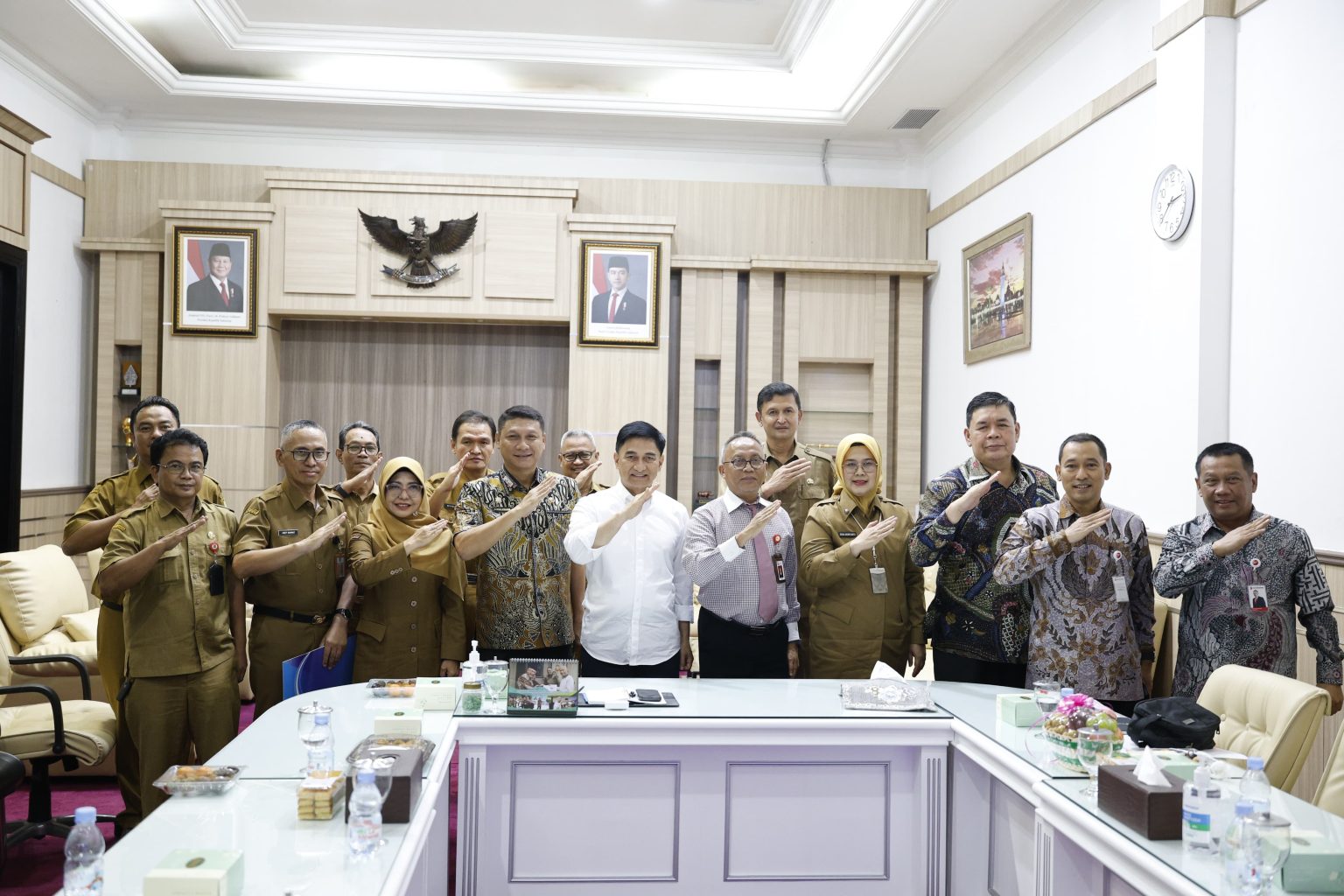 Wakil Gubernur, A. Dimyati Natakusumah berfoto bersama usai menggelar rapat pemindahan RKUD ke Bank Banten