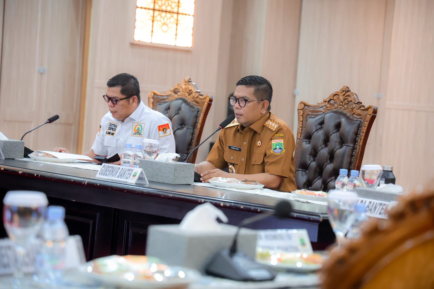 Andra Soni memimpin Rapat Koordinasi dan Audiensi Tindak Lanjut Penanganan Banjir Padarincang di Pendopo Gubernur, Kawasan Pusat Pemerintahan Provinsi Banten (KP3B), Curug, Kota Serang, Selasa (23/12/2025).