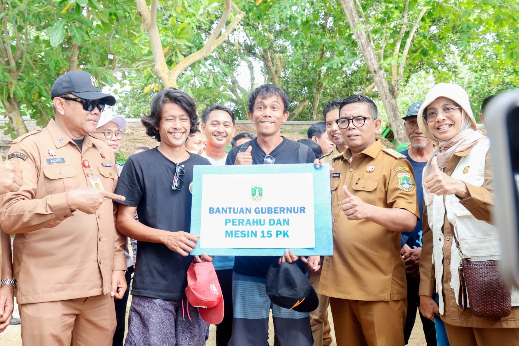 Gubernur Banten Andra Soni, menyerahkan bantuan armada kapal kepada dua kelompok nelayan di kawasan Pantai Pasir Putih Carita, Kabupaten Pandeglang