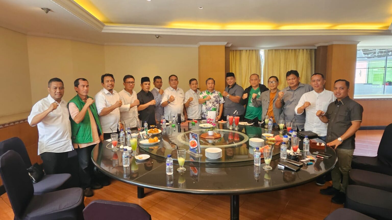 Ketua DPW PPP Banten, Subadri Ushuludin berfoto bersama seluruh Ketua DPC PPP se Banten usai menggelar rapat penolakan Muswil PPP Banten