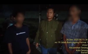 Kepala Kelurahan Unyur, Nana Heryatna (tengah) saat mengintrogasi pelaku pembuang sampah di jalur Frontage BIP, Unyur, Kota Serang.