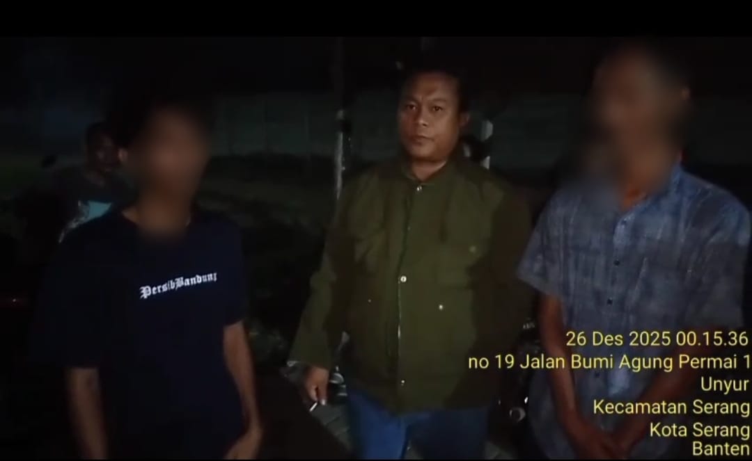 Kepala Kelurahan Unyur, Nana Heryatna (tengah) saat mengintrogasi pelaku pembuang sampah di jalur Frontage BIP, Unyur, Kota Serang.